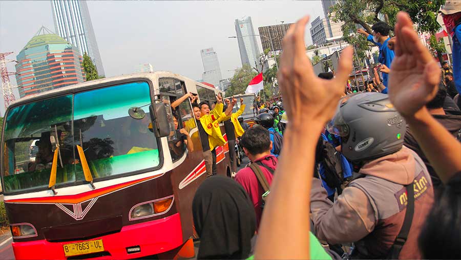 Ratusan mahasiswa menggelar demo di depan Gedung Polda Metro Jaya, Jakarta, Jumat (29/8/2025). (Bloomberg Technoz/Andrean Kristianto)
