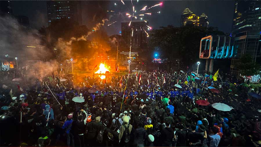 Ratusan mahasiswa menggelar demo di depan Gedung Polda Metro Jaya, Jakarta, Jumat (29/8/2025). (Bloomberg Technoz/Andrean Kristianto)