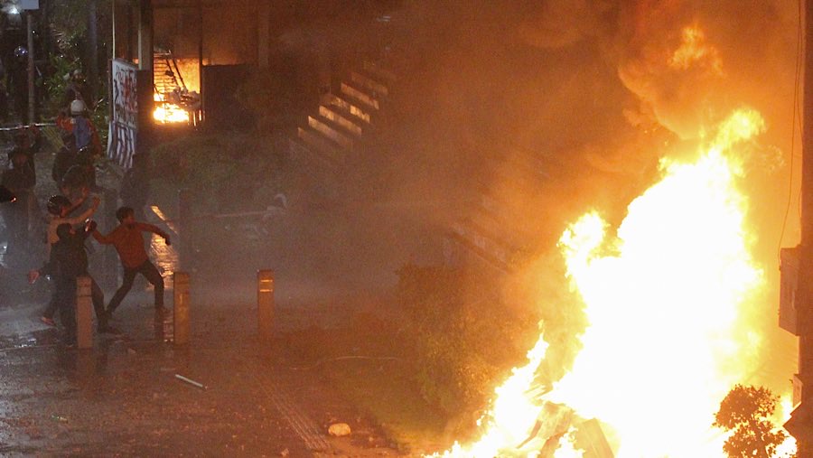 Demonstrasi bertajuk Reformasi Polisi di Polda Metro Jaya, Jakarta hari ini berakhir ricuh. (Bloomberg Technoz/Andrean Kristianto)