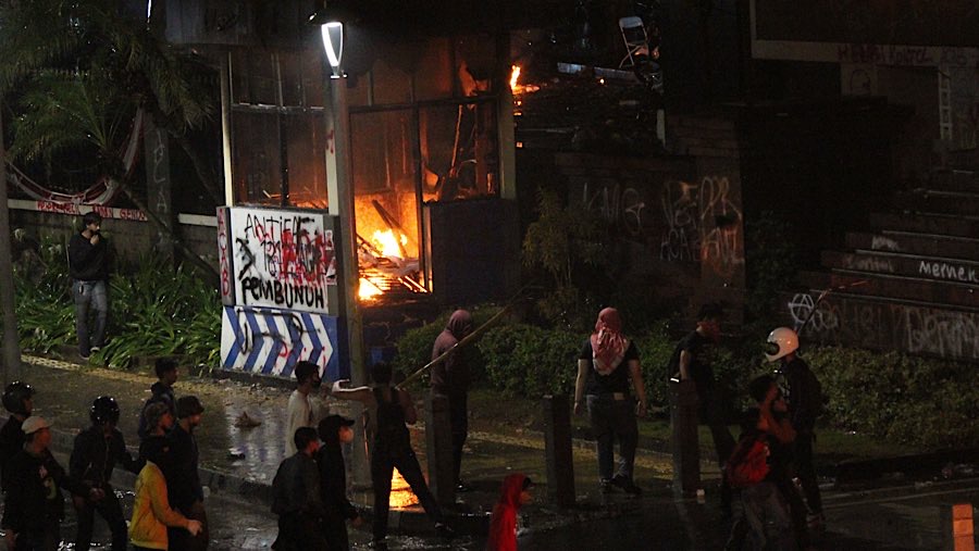 Pos polisi (Pospol) yang berada tepat di gedung Polda Metro Jaya juga tak luput dibakar oleh massa aksi. (Bloomberg Technoz/Andrean Kristianto)