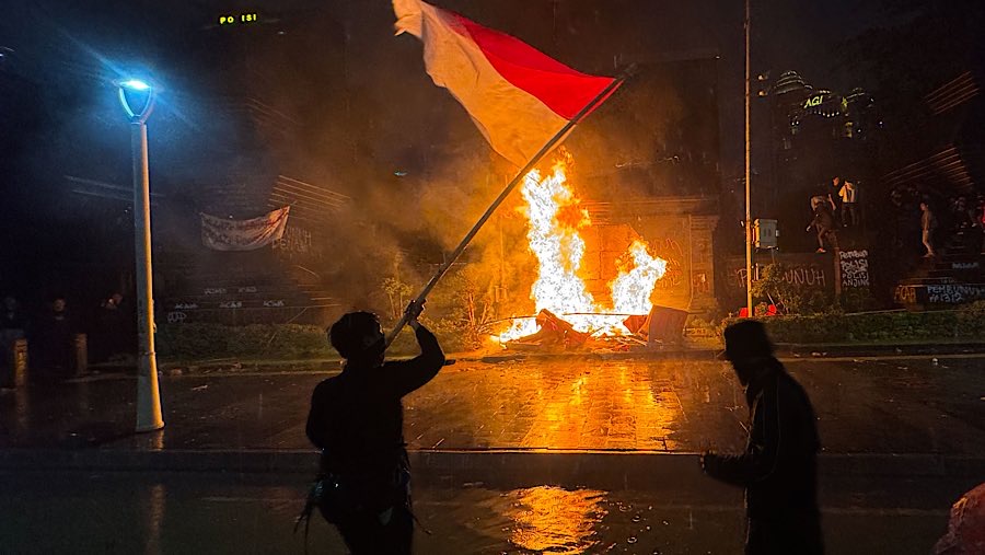 Massa aksi terlibat bentrok dengan aparat kepolisian di Polda Metro Jaya, Jakarta, Jumat (29/8/2025). (Bloomberg Technoz/Andrean Kristianto)