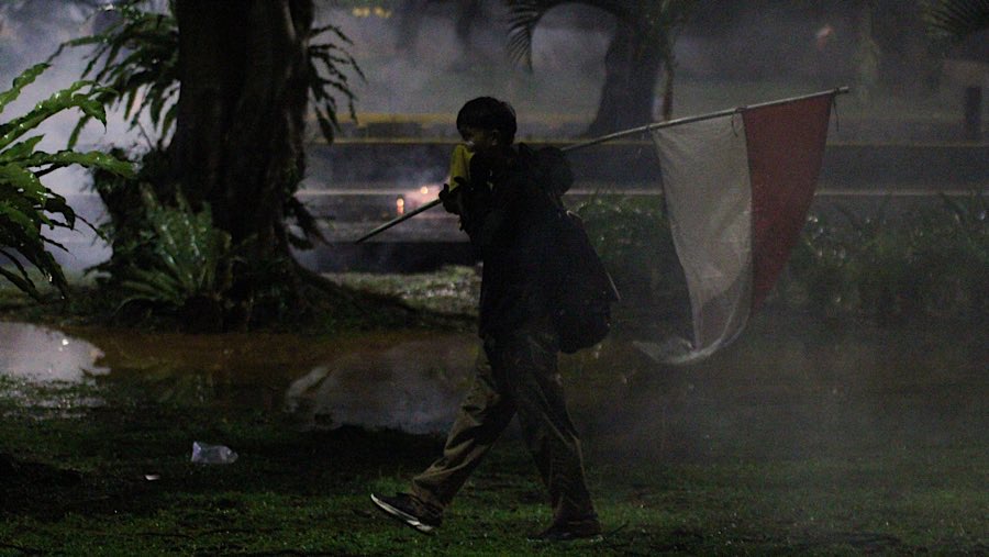 Bentrok ini dipicu peristiwa mobil lapis baja Brimob yang melindas pengemudi ojek online (ojol). (Bloomberg Technoz/Andrean Kristianto)