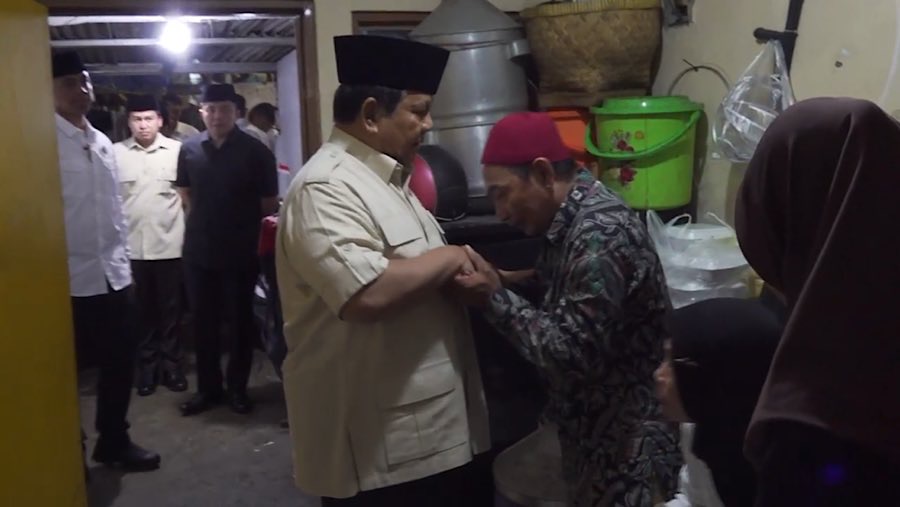 Presiden Prabowo Subianto mendatangi rumah duka Affan Kurniawan, pengemudi ojolyang tewas dilindas rantis Brimob. (Dok. BPMI Setpres)
