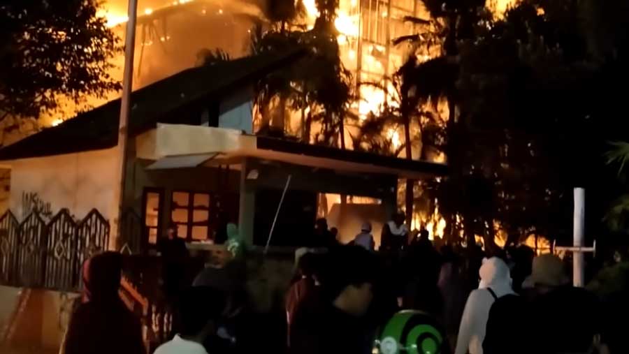 Gedung DPRD Makassar dibakar massa (Dok. Tangkapan layar YouTube KompasTV)