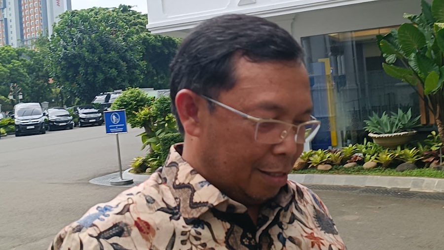 Sekretaris Jenderal (Sekjen) Partai Demokrat Herman Khaeron saat tiba di Istana Negara, Minggu (31/8/2025). (Bloomberg Technoz/Azura Yumna)
