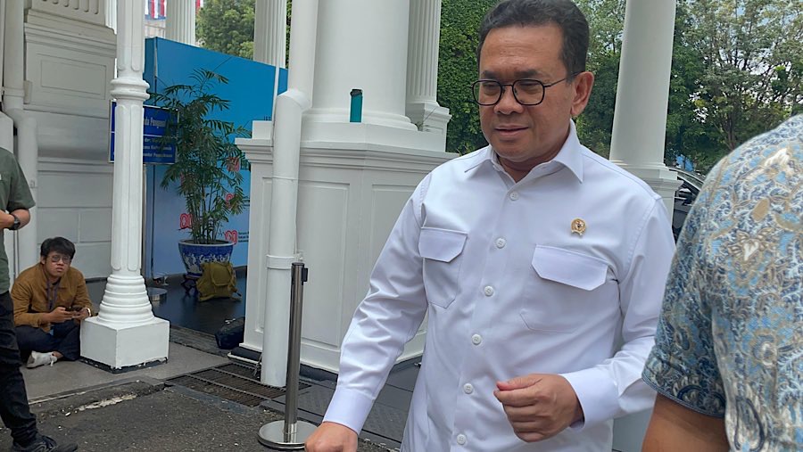 Menteri Perdagangan (Mendag) Budi Santoso saat tiba di Istana Negara, Minggu (31/8/2025). (Bloomberg Technoz/Azura Yumna)