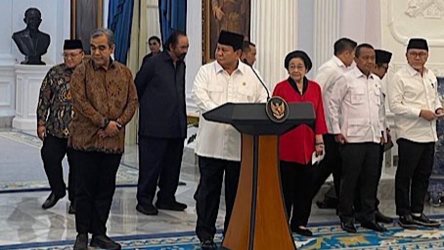 Presiden Prabowo Subianto memberikan keterangan pers bersama Ketum Partai di Istana Negara, Minggu (31/8/2025). (Bloomberg Technoz/Azura Yumna)
