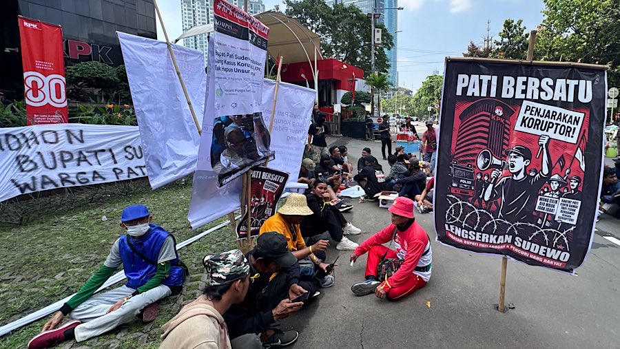 Spanduk dan poster tersebut mayoritas berisi desakan agar KPK menetapkan Bupati Sudewa alias Sudewo sebagai tersangka. (Bloomberg Technoz/Andrean K)