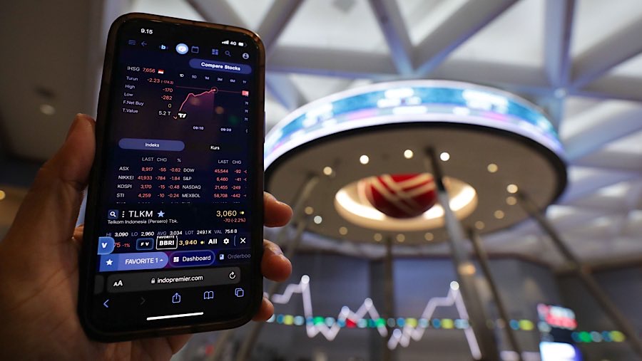 Pekerja melihat gawai menampilkan indeks harga saham gabungan (IHSG) di Bursa Efek Indonesia (BEI), Senin (1/9/2025). (Bloomberg Technoz/Andrean K)