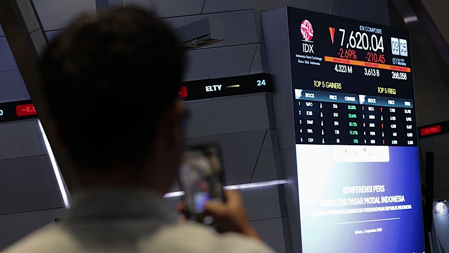 Pekerja di depan layar indeks harga saham gabungan (IHSG) di Bursa Efek Indonesia (BEI), Senin (1/9/2025). (Bloomberg Technoz/Andrean Kristianto)