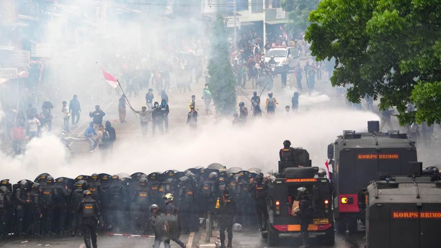 Gejolak sosial politik yang terjadi pada 28 Agustus di Jakarta, masa demonstran berlibat bentrok dengan aparat penegak hukum. (Dimas Ardian/Bloomberg)