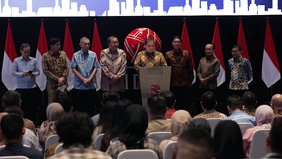 Menko Perekonomian Airlangga Hartarto memberikaan keterangan pers di Bursa Efek Indonesia (BEI), Senin (1/9/2025). (Bloomberg Technoz/Andrean K)