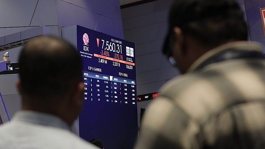 Pekerja di depan layar indeks harga saham gabungan (IHSG) di Bursa Efek Indonesia (BEI), Senin (1/9/2025). (Bloomberg Technoz/Andrean Kristianto)