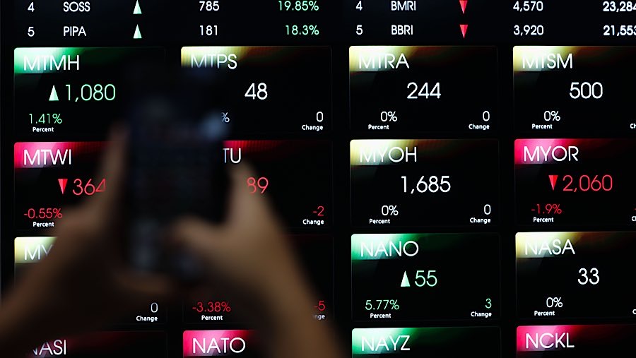 Pekerja di depan layar indeks harga saham gabungan (IHSG) di Bursa Efek Indonesia (BEI), Senin (1/9/2025). (Bloomberg Technoz/Andrean Kristianto)