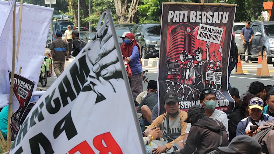 Dalam aksinya mereka membawa poster dan spanduk berisi tuntutan. (Bloomberg Technoz/Andrean K)