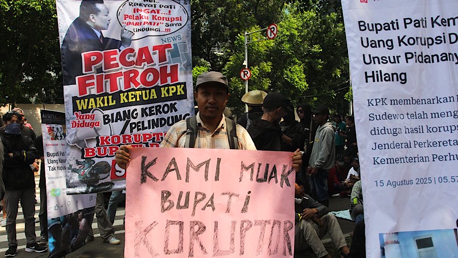 Warga yang tergabung dalam Aliansi Masyarakat Pati menggelar demo di depan Gedung Merah Putih KPK, Senin (1/9/2025). (Bloomberg Technoz/Andrean K)
