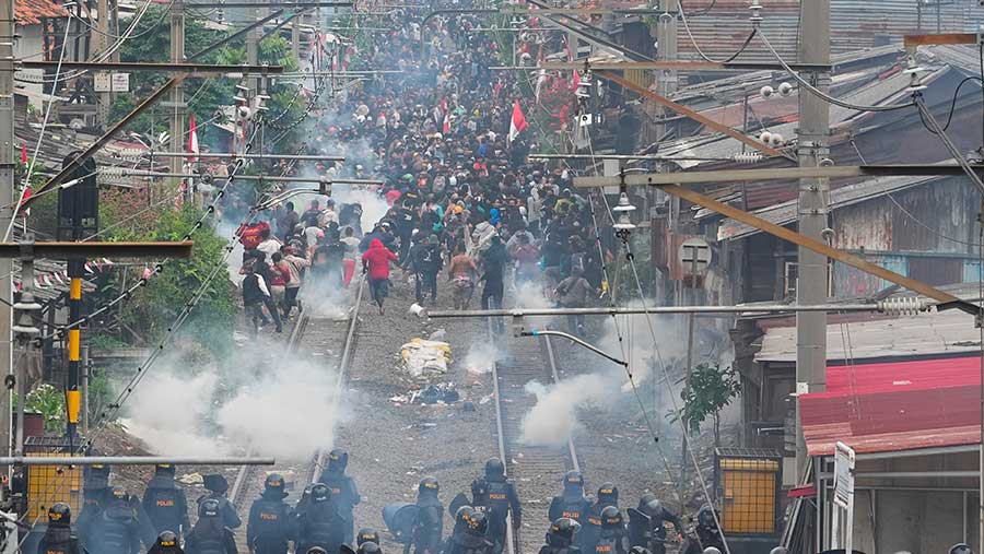 Gejolak sosial politik yang terjadi pada 28 Agustus di Jakarta, masa demonstran berlibat bentrok dengan aparat penegak hukum. (Dimas Ardian/Bloomberg)
