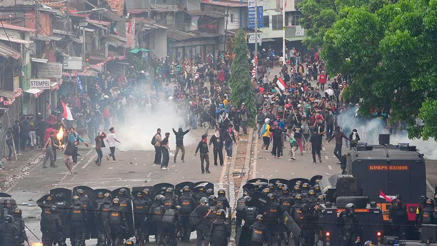 Gejolak sosial politik yang terjadi pada 28 Agustus di Jakarta, masa demonstran berlibat bentrok dengan aparat penegak hukum. (Dimas Ardian/Bloomberg)