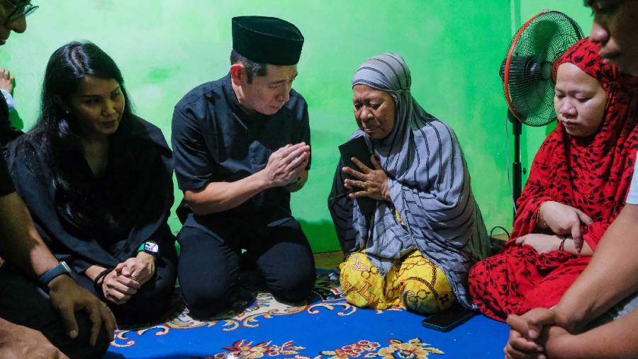 Group CEO & Co-Founder Grab Anthony Tan datang ke Makassar temui keluarga ojol Rusdamdiansyah yang meninggal dunia saat aksi protes massa. (Dok: Grab)