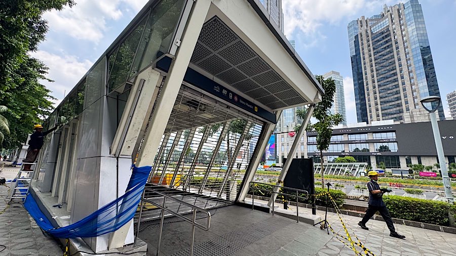 Selain Transjakarta, faslitas umum bagi penumpang MRT Jakarta juga terkena dampak akibat aksi massa yang anarkis. (Bloomberg Technoz/Andrean K)