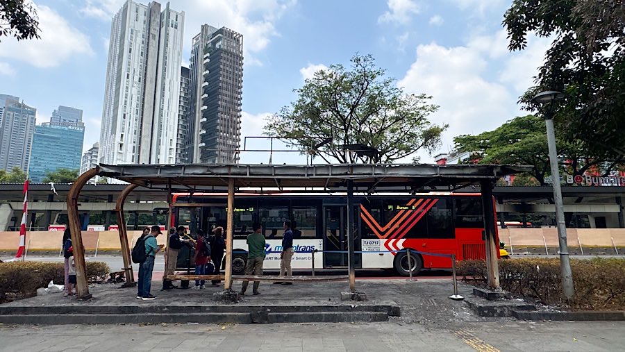 Meskipun kondisinya rusak, halte tersebut masih dinilai aman untuk digunakan penumpang menunggu bus. (Bloomberg Technoz/Andrean Kristianto)