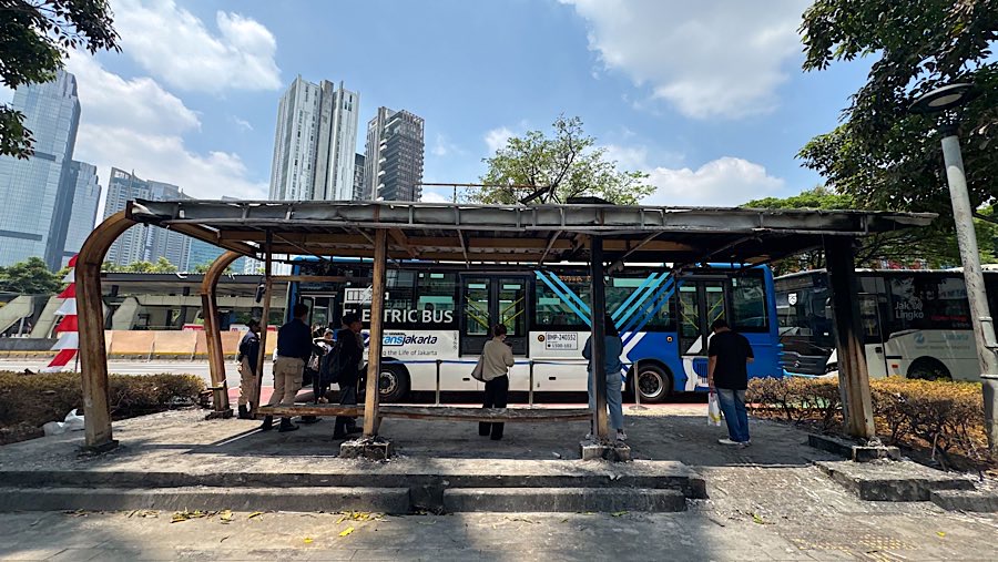 Penunpang menunggu bus Transjakarta di halte Ratu Plaza yang rusak akibat demo di Jln Sudirman, Senin (1/9/2025). (Bloomberg Technoz/Andrean K)