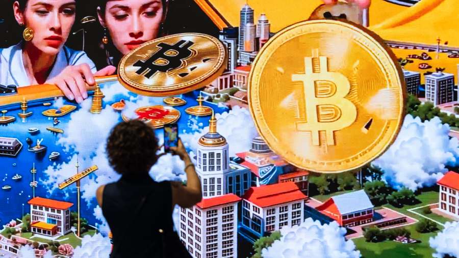 Ilustrasi Bitcoin dan aset kripto dunia. (Bloomberg)