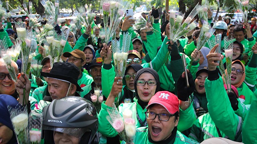 Sejumlah driver ojol melakukan aksi damai mambagikan bunga di Medan Merdeka Selatan, Selasa (2/9/2025). (Bloomberg Technoz/Andrean Kristianto)