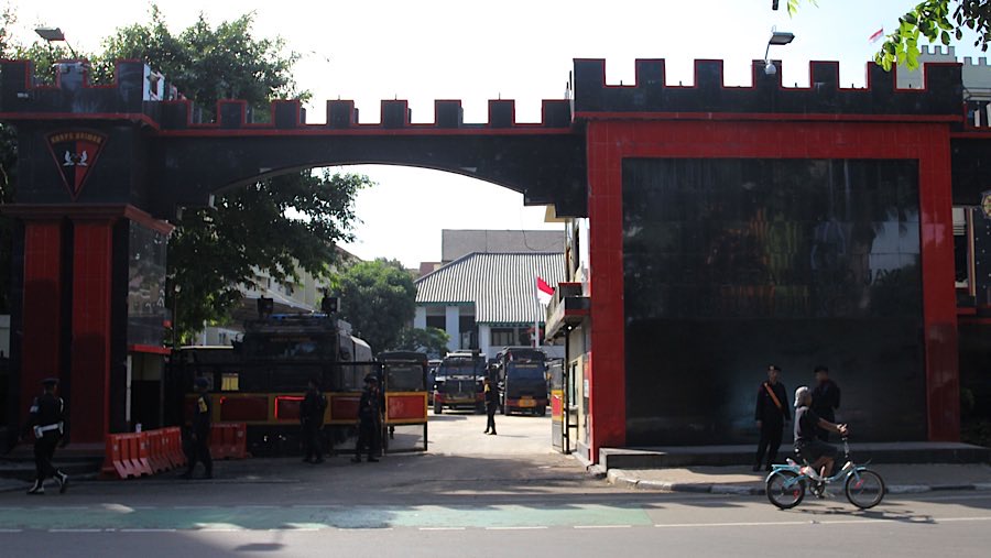 Suasana di depan Markas Komando (Mako) Brimob Polda Metro Jaya, Kwitang, Jakarta, Selasa (2/9/2025). (Bloomberg Technoz/Andrean Kristianto)