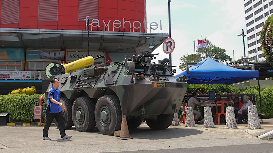 Satu kendaraan taktis TNI jenis panser disiagakan di depan pusat perbelanjaan Glodok, Jakarta, (Bloomberg Technoz/Andrean Kristianto)