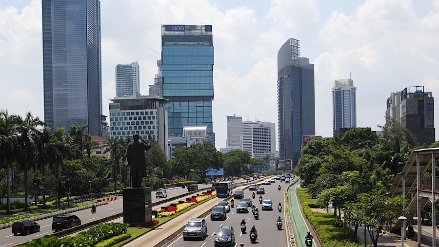 Lalu lintas jalan suda mulai ramai lancar meskipun belum sepadat hari kerja biasanya. (Bloomberg Technoz/Andrean Kristianto)