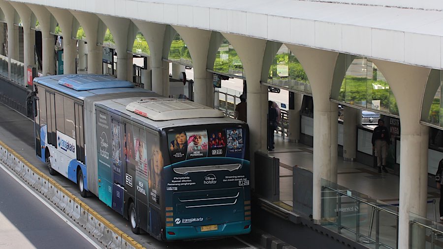 Bus Transjakarta berhenti di Halte Dukuh Atas, Jakarta, Selasa (2/9/2025). (Bloomberg Technoz/Andrean Kristianto)