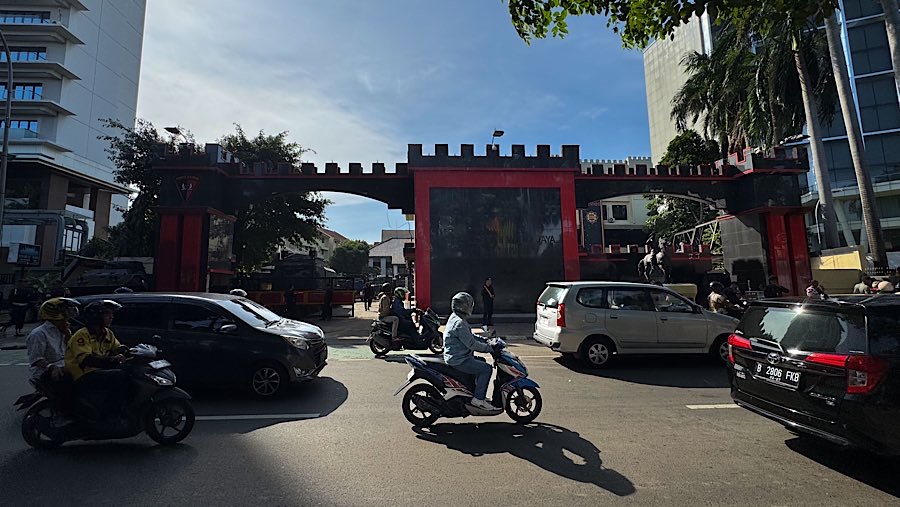 Beberapa lokasi demonstrasi seperi di Mako Brimob Kwitang dan Polda Metro Jaya sudah terlihat normal. (Bloomberg Technoz/Andrean Kristianto)