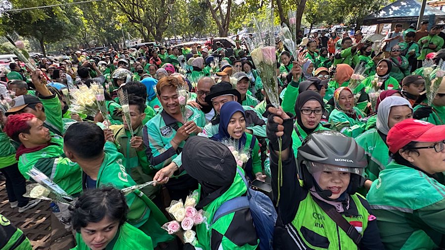 Hari ini ratusan driver ojek online (ojol) melakukan aksi damai di jalan Medan Merdeka Selatan. (Bloomberg Technoz/Andrean Kristianto)