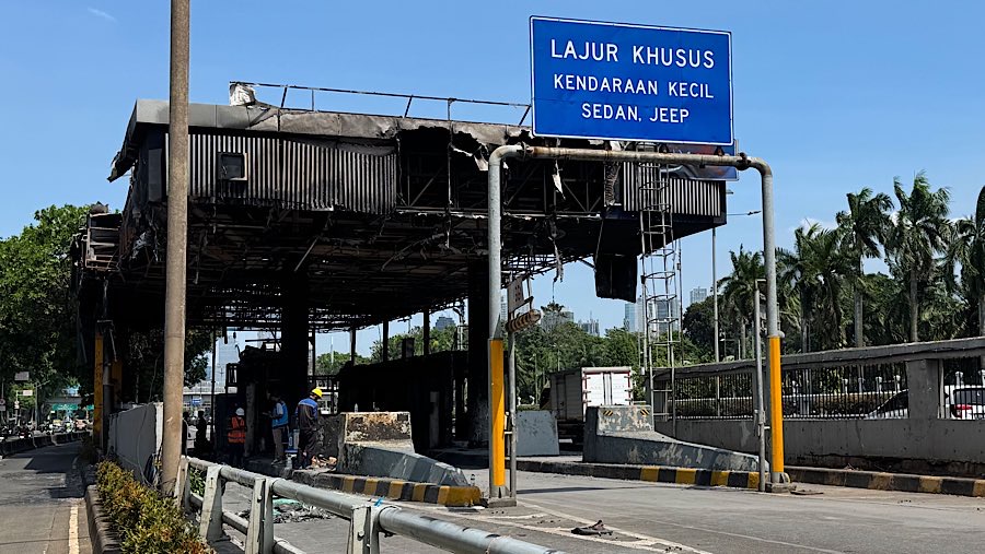 Kondisi gerbang tol yang terbakar akibat demo massa di Pejompongan, Jakarta, Selasa (2/9/2025). (Bloomberg Technoz/Andrean Kristianto)
