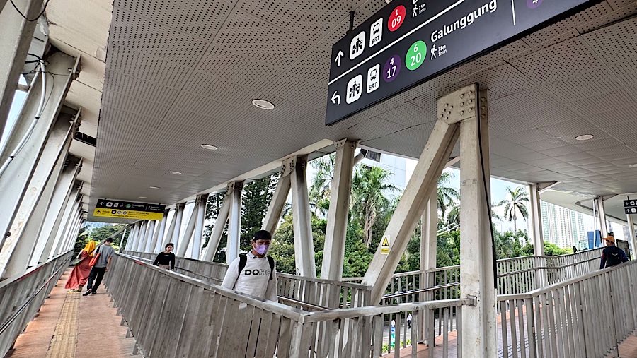 Aktivitas warga juga berjalan normal tanpa adanya ketakutan akan adanya demo lagi. (Bloomberg Technoz/Andrean Kristianto)