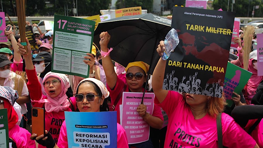 Salah satu orator di atas mobil komando menuntut polisi membebaskan seluruh massa aksi yang masih ditahan. (Bloomberg Technoz/Andrean Kristianto)