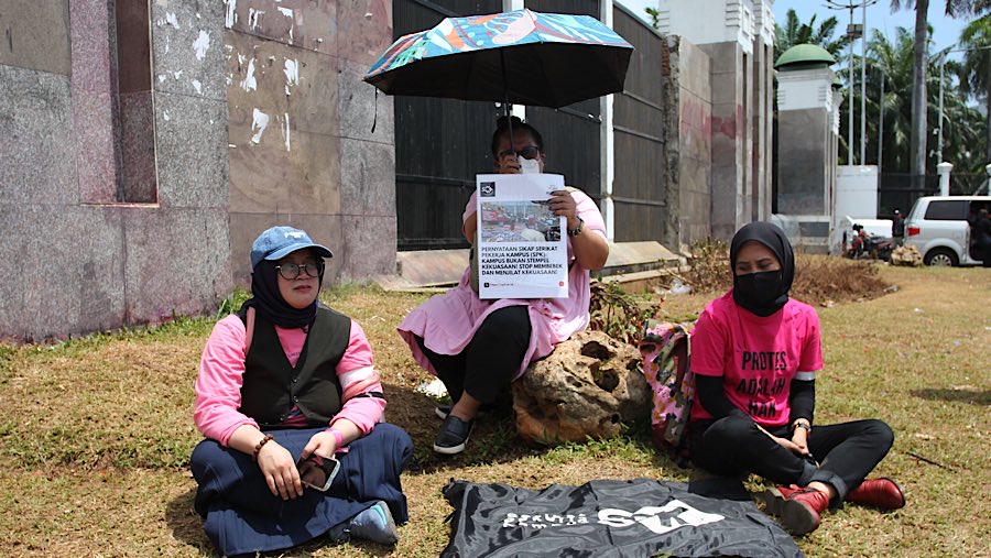 Massa juga menyerukan kepada Presiden Prabowo Subianto untuk menghentikan tindakan represif aparat yang terjadi di berbagai daerah. 