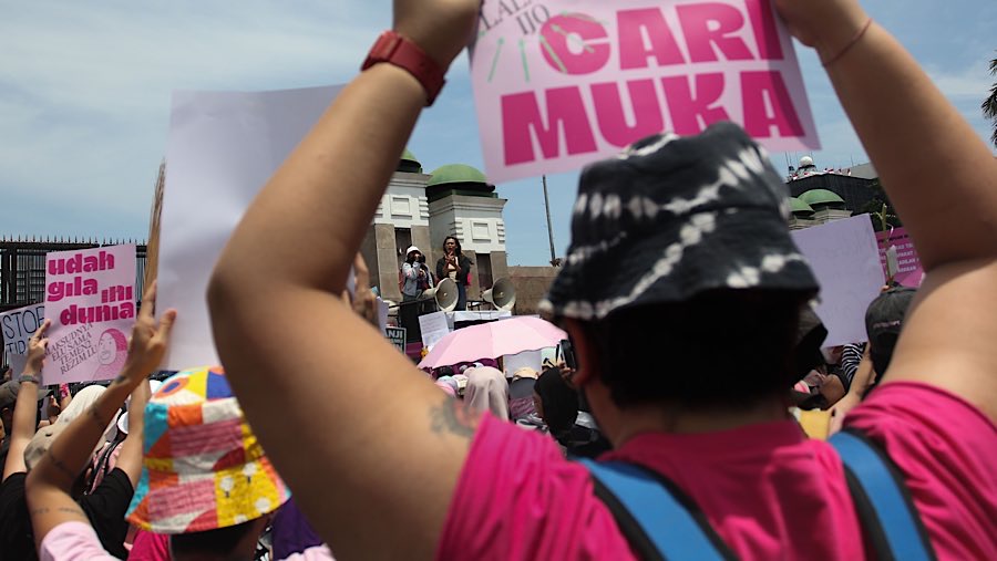 Ratusan perempuan tersebut datang dengan membawa berbagai poster tuntutan (Bloomberg Technoz/Andrean Kristianto)