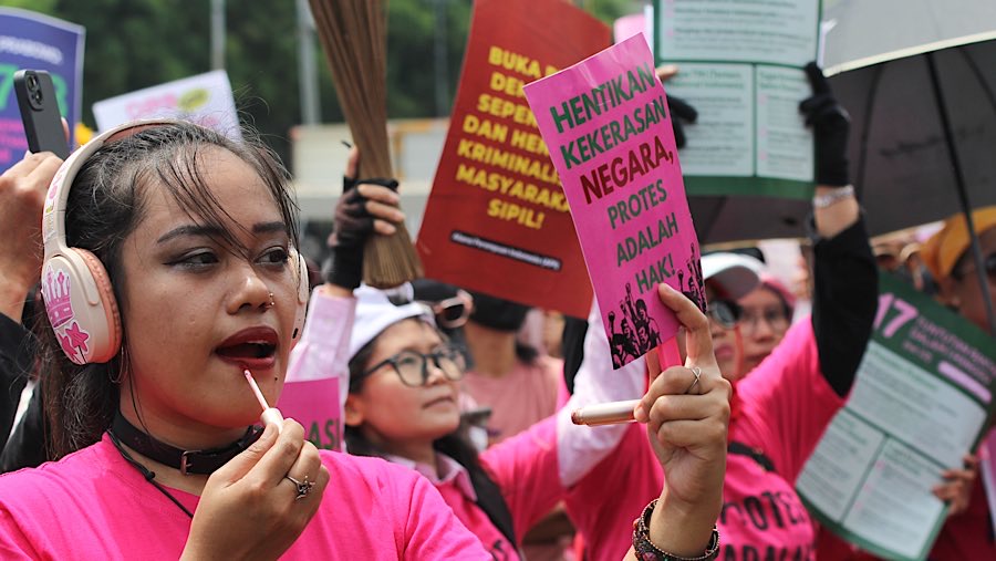 Massa turut menyoroti ketimpangan pendapatan antara rakyat dan pejabat.  (Bloomberg Technoz/Andrean Kristianto)