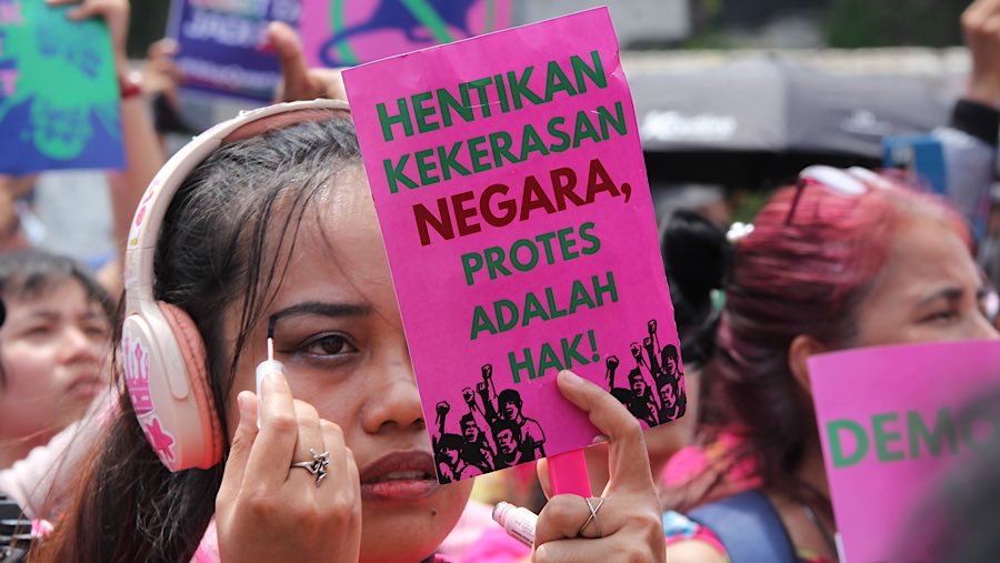 Sejumlah massa dari Aliansi Perempuan Indonesia menggerlar demo di depan Gedung DPR, Rabu (3/9/2025). (Bloomberg Technoz/Andrean Kristianto)