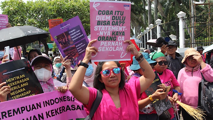 Aksi ini menuntut penghapusan tunjangan anggota DPR. (Bloomberg Technoz/Andrean Kristianto)