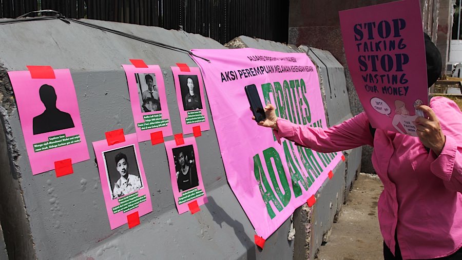 Mereka juga mendesak pengusutan tindakan represif aparat selama demonstrasi sebelumnya. (Bloomberg Technoz/Andrean Kristianto)