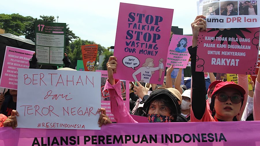 Sejumlah massa dari Aliansi Perempuan Indonesia menggerlar demo di depan Gedung DPR, Rabu (3/9/2025). (Bloomberg Technoz/Andrean Kristianto)