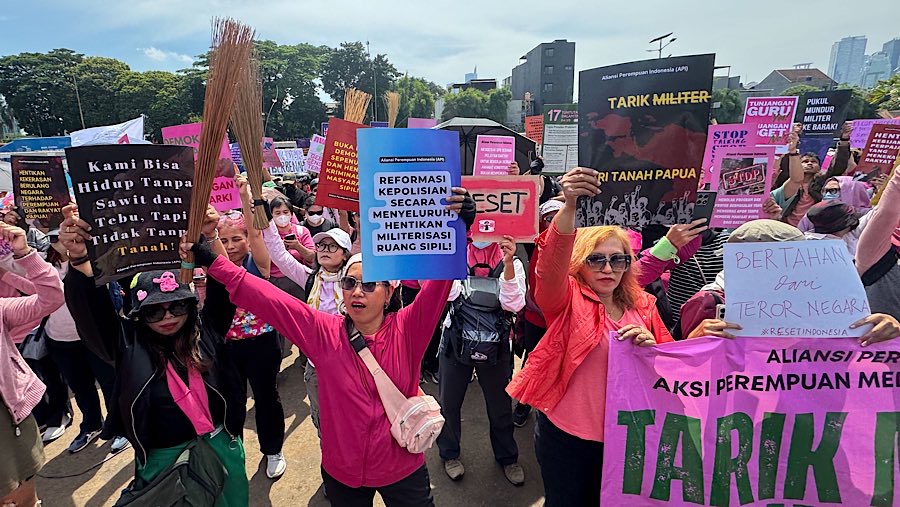 Mereka membawa sapu lidi sebagai simbol pembersihan negara dari militerisme dan kekerasan aparat. (Bloomberg Technoz/Andrean Kristianto)