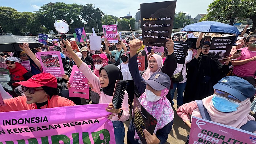 Sejumlah massa dari Aliansi Perempuan Indonesia menggerlar demo di depan Gedung DPR, Rabu (3/9/2025). (Bloomberg Technoz/Andrean Kristianto)