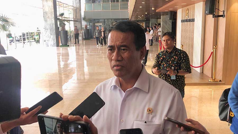 Menteri Pertanian, Amran Sulaiman saat ditemui di DPR RI, Rabu (3/8/2025). (Bloomberg Technoz/Mis Fransiska)