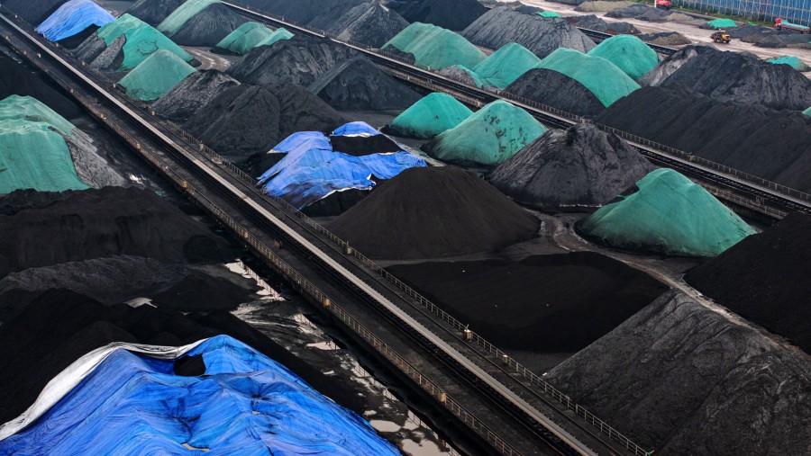 Tumpukan batu bara di Terminal Kontainer Pelabuhan Guoyuan di Chongqing, China./Bloomberg-Na Bian