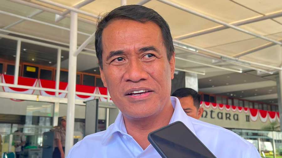 Menteri Pertanian, Amran Sulaiman saat ditemui di DPR RI, Rabu (3/8/2025). (Bloomberg Technoz/Mis Fransiska)