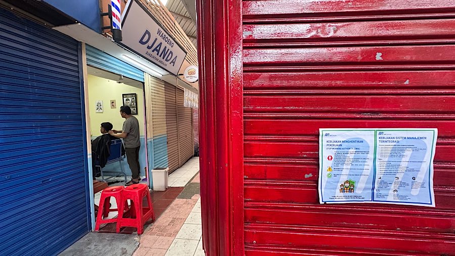 Kios-kios di Plaza 2 Blok M atau District Blok M terlihat banyak yang tutup.  (Bloomberg Technoz/Andrean Kristianto)